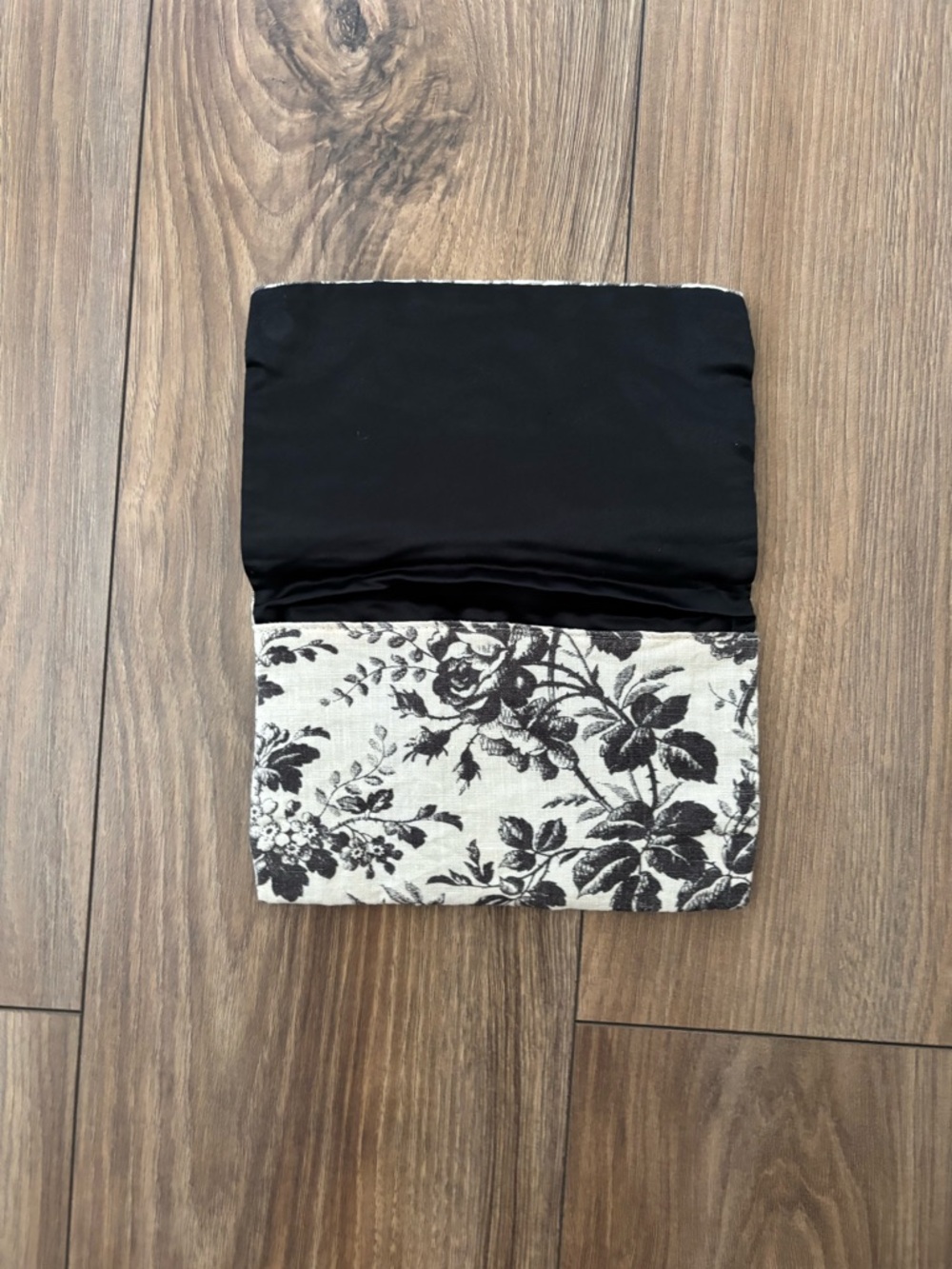 GUCCI Beauty Pouch - Picture 2 of 6